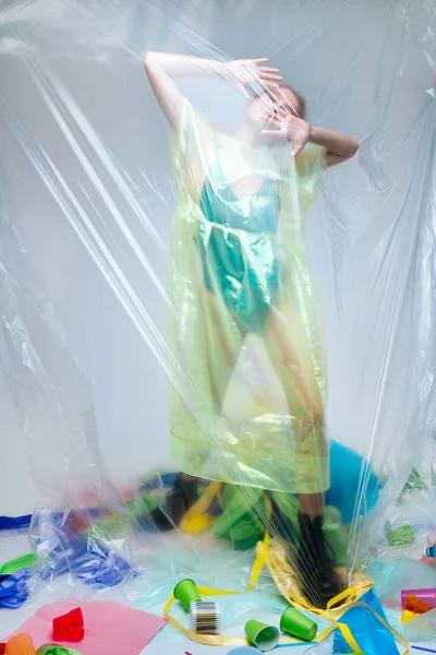 Modell bär gröna icke-naturliga kläder poserar för ekologi protest — Stockfoto