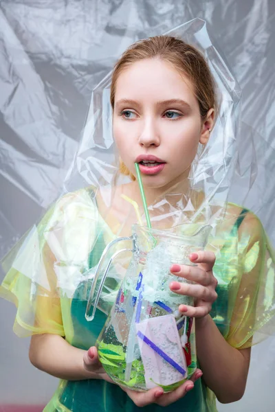 Modelo sosteniendo frasco de vidrio con plástico pidiendo a la gente a salvar la naturaleza —  Fotos de Stock