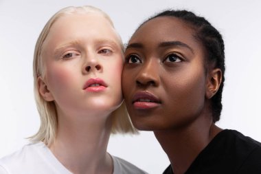 Afrikalı-Amerikan modeli beyaz deri ile meslektaşı katılma