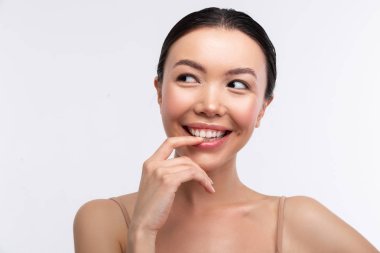 Koyu gözlü gülen kadın duygu düşünceli ve heyecanlı