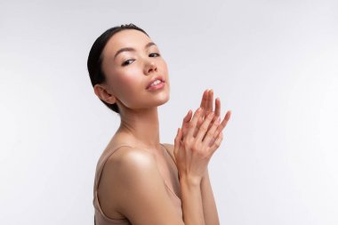 Dergi kapağı için poz Skinny esmer model