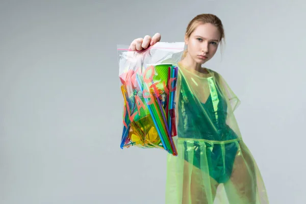 プラスチック製の服の素晴らしいボディポーズを持つブロンドモデル — ストック写真