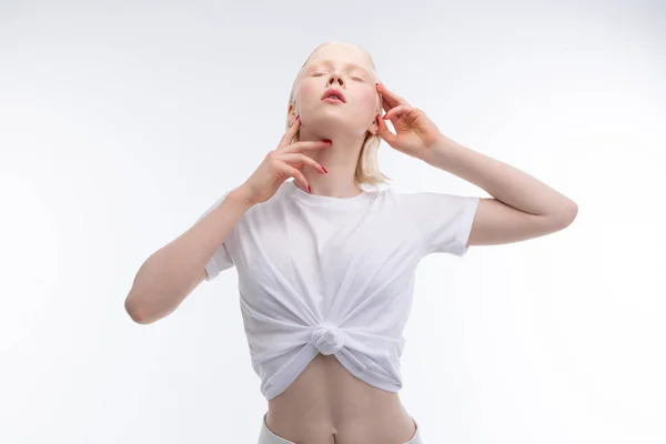 Subtire tanara femeie cu abs frumos pozand in scurt alb t-shirt — Fotografie, imagine de stoc