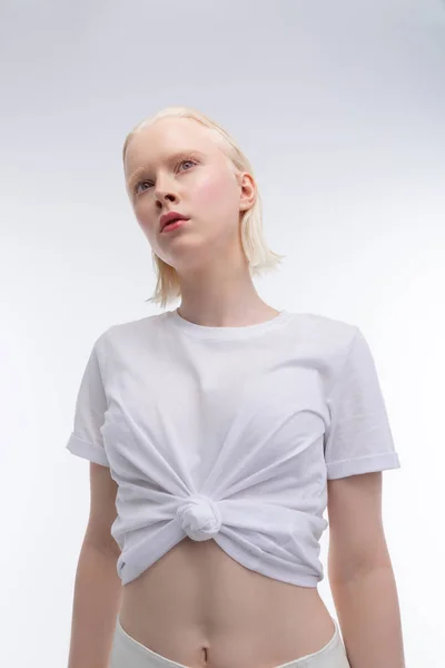 Slimmad snygg modell med vit hud som poserar i vita kläder — Stockfoto