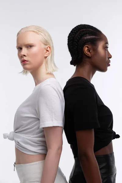 Modely na sobě nosí bílé a černé sukně a trička, která stojí na zádech — Stock fotografie