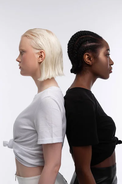 Modelos con piel blanca y oscura posando juntos para diversidad artículo — Foto de Stock