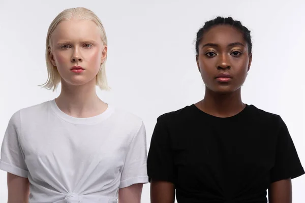 Birbirlerine yakın ayakta farklı görünüm ile eşit kadınlar — Stok fotoğraf