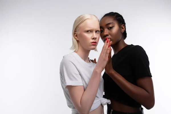 Modellen met verschillende huidskleur raken hun handpalmen terwijl poseren — Stockfoto