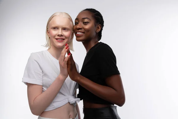 Skinny modeller med olika hudfärg åtnjuter samarbete — Stockfoto