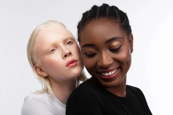 Africano-americano mulher sorrindo passar tempo com seu amigo — Fotografia de Stock