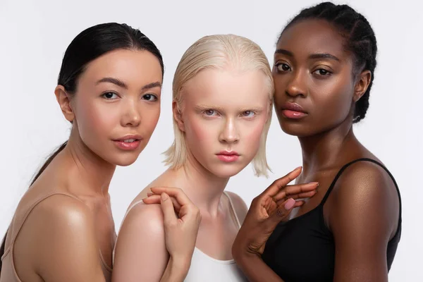 Mujeres multinacionales posando para la foto sobre diversidad e igualdad — Foto de Stock