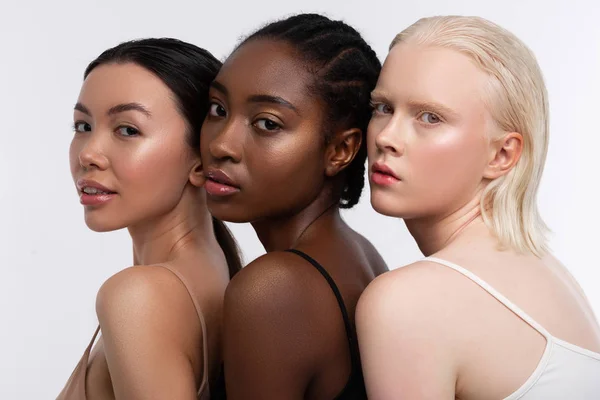 Mulheres com três tons de cor da pele tendo ombros abertos — Fotografia de Stock