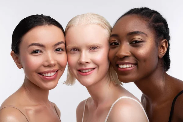 Tre kvinnor leende när man tänker på kvinnor makt — Stockfoto