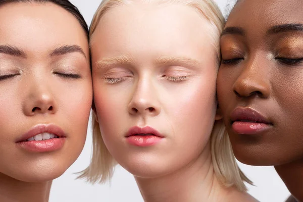 Женщины с разной кожей закрывают глаза с естественным макияжем — стоковое фото