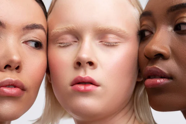 Πολυεθνικές γυναίκες με χρυσές σκιές ματιών και ανοιχτό ροζ λιπ γκλος — Φωτογραφία Αρχείου