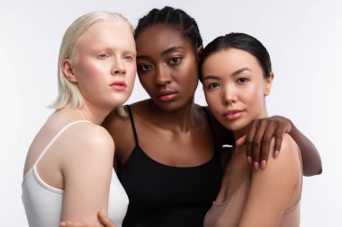 Onun açık tenli arkadaşları arasında duran Afrikalı-Amerikan kadın