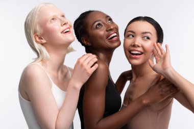 Poz verirken mutluluk duyguları gösteren çok uluslu modeller