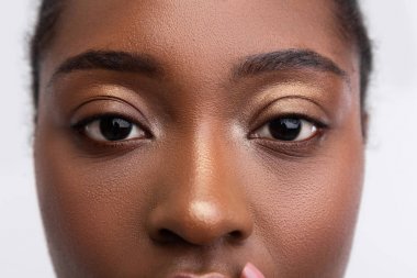 Güzel altın eyeshades ile Dark-skinned genç kadın