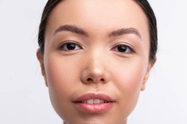 Güzel bir görünüme sahip koyu gözlü kadın emin hissi