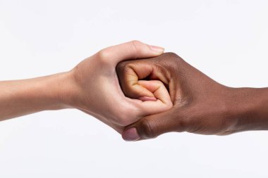 Beyaz Cilt onu koyu tenli arkadaşı el sallama ile kadınlar