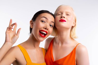 Sarışın arkadaşı ile zaman geçirirken komik görünümlü kadın