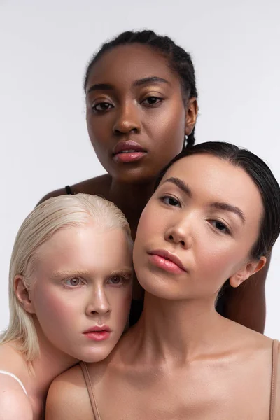 Trois mannequins travaillant pour un magazine international posant ensemble — Photo