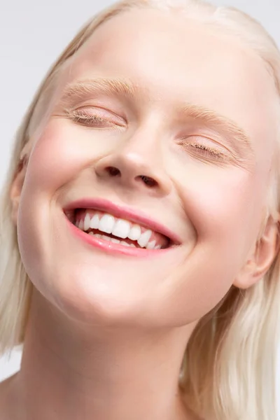 Mujer rubia alegre con cejas blancas sonriendo ampliamente —  Fotos de Stock