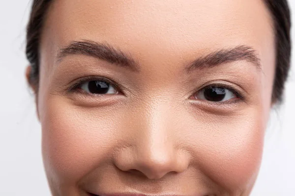 Ciemna oczach kobieta z czarnymi brwi o naturalnym makijażu — Zdjęcie stockowe