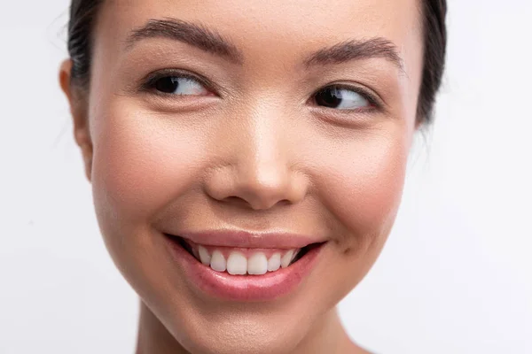 Kvinna med glänsande och naturlig makeup leende brett — Stockfoto