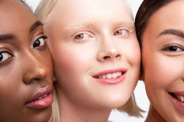 Mulheres de olhos grisalhos com sobrancelhas leves entre amigos — Fotografia de Stock