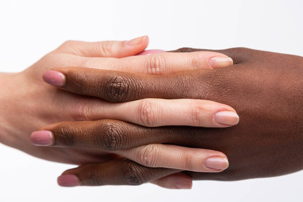 Женщины с натуральным ногтем расщепляют пальцы на разных участках кожи
