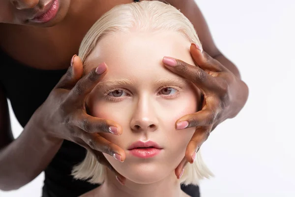 Donna afroamericana che tocca il volto di una donna dalla pelle bianca — Foto Stock