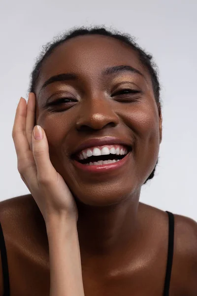 Afro-americano donna sorridente mentre bianco mano toccare il suo viso — Foto Stock