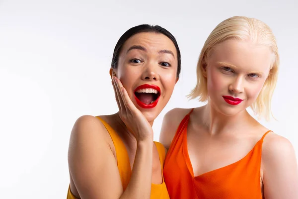 Femmes aux cheveux foncés et blonds aux lèvres rouge vif — Photo