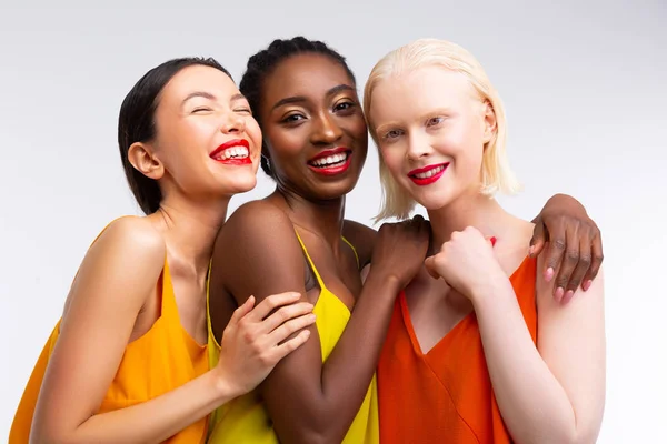 Kobiety o różnym kolorze skóry o jasnych czerwonych ustach — Zdjęcie stockowe