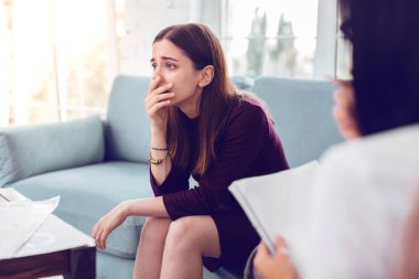 Derinden üzgün depresif çekici genç-yetişkin müşteri danışmanlık sahip.