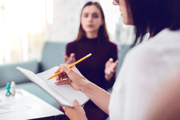 Primo piano del terapeuta che prende appunti durante una visita del paziente — Foto Stock