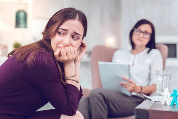 Boos bedroefd bruin harige vrouw huilen tijdens een bezoek aan een phycologist — Stockfoto