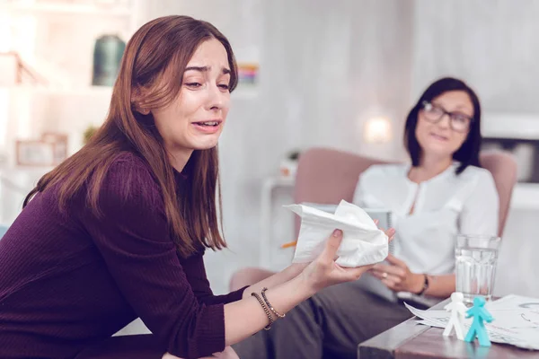 Gråtande upprörd ung brunhåriga damen kommer känslomässiga under fysiologisk terapi. — Stockfoto