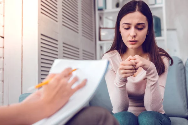 Un consejero matrimonial toma notas durante la conversación con una mujer . — Foto de Stock