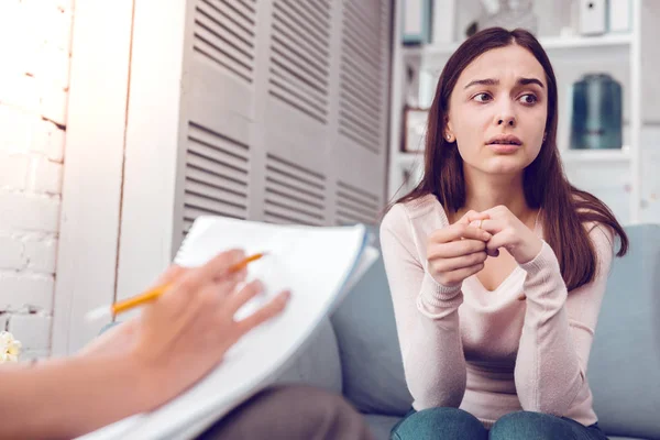 Charmante Dame, die mit einem Psychologen über Beziehungsprobleme spricht — Stockfoto