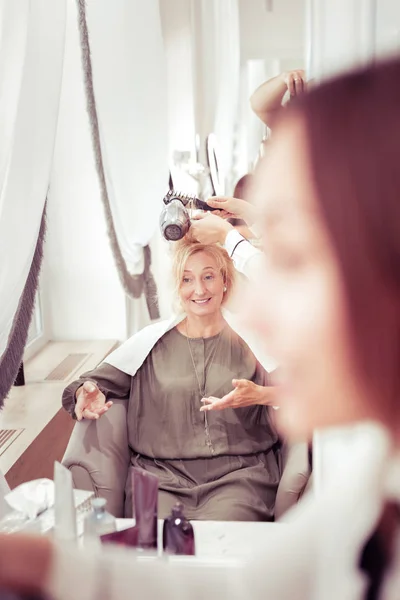 Χαλαρή ξανθιά γυναίκα νιώθοντας ευτυχία κατά τη διάρκεια της φροντίδας των μαλλιών — Φωτογραφία Αρχείου