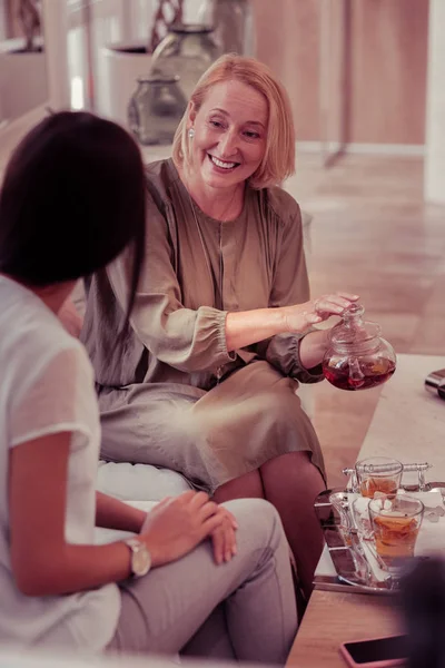 Güzel sarışın kadın bardak çay aşağı dökülüyor