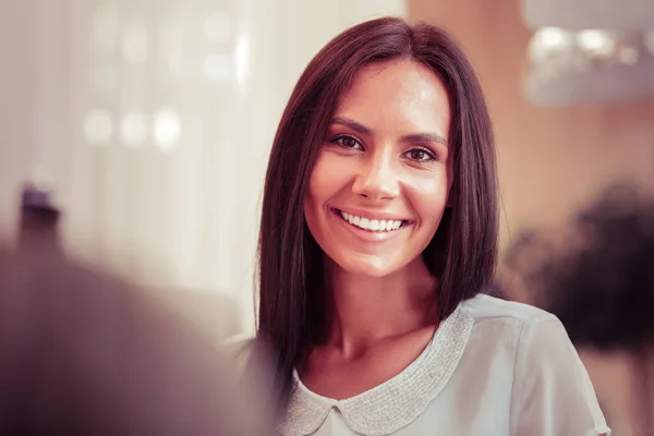 Hermosa joven mujer posando en la cámara — Foto de Stock