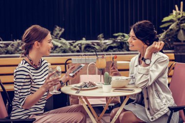 Neşeli pozitif kadınlar restoranda toplantı