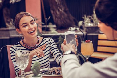 Joyful güzel kadın parmağıyla işaret