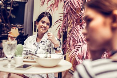 Restoranda oturan pozitif güzel kadın