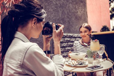 Mutlu güzel kadın arkadaşının bir fotoğraf çekmek