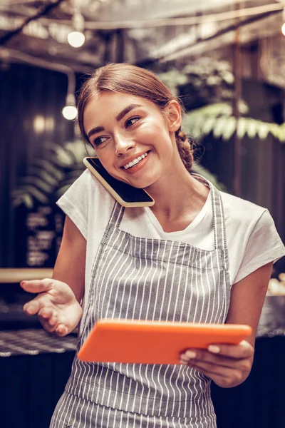 Verrukt aardige vrouw spreken op de telefoon — Stockfoto