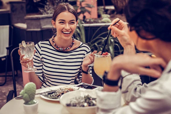 Радостные счастливые милые женщины обедают вместе — стоковое фото
